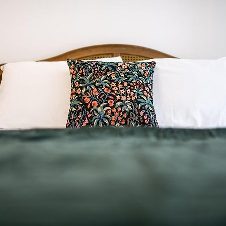 Stonehenge Courtyard Bed & Breakfast Amesbury Exterior photo